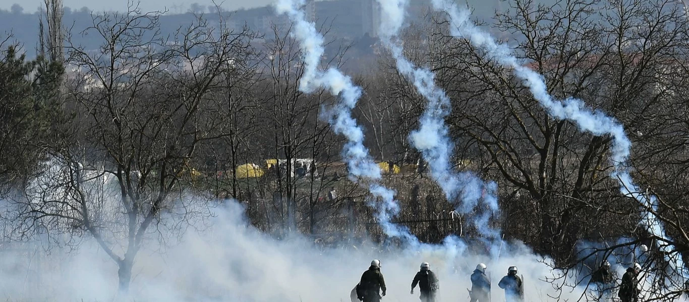 Ξεπέρασε κάθε όριο ο τουρκικός Στρατός στον Έβρο: Πέταξε «βροχή» από καπνογόνα κατά των ελληνικών δυνάμεων